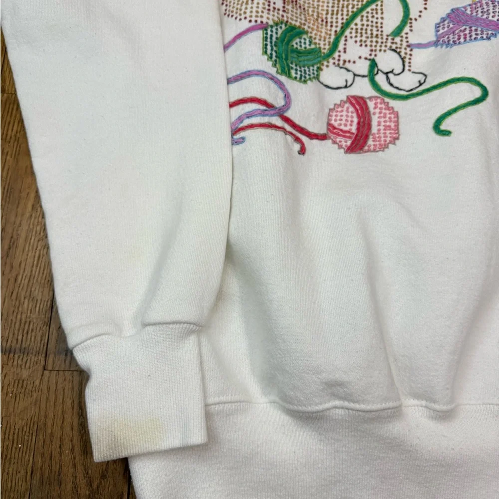 Vintage Hanes Sewn Kitten Pattern Playing Yarn White Size Medium Colorful - Picture 3 of 8